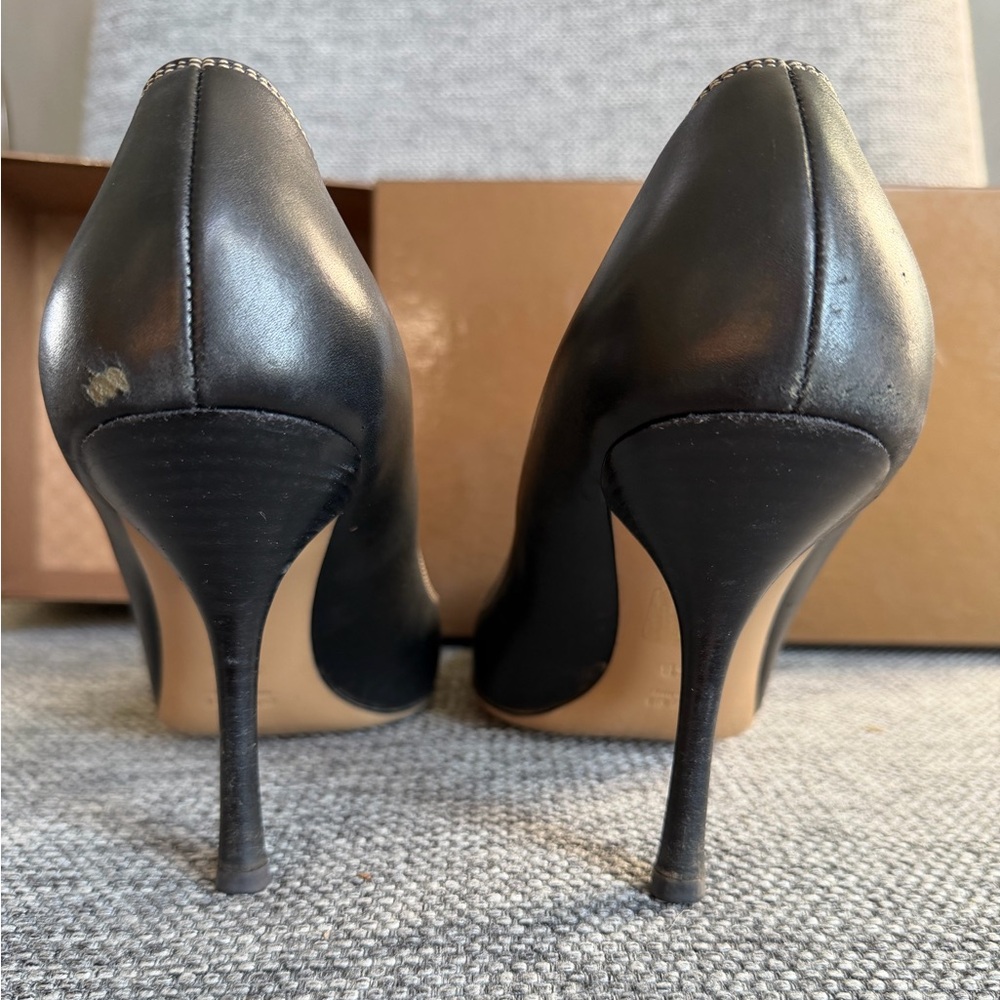 Gucci Black Leather Heel Pumps with GG Medallion - Picture 5 of 10